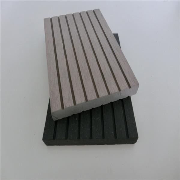 Medinis plastikinis paklotas lauke